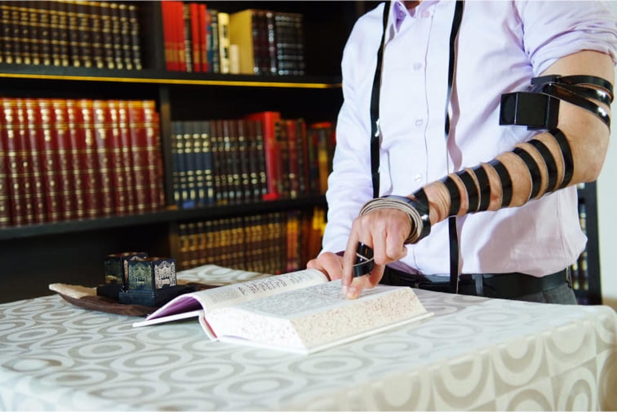 traditions_the-synagogue-and-prayers_the-tefillin